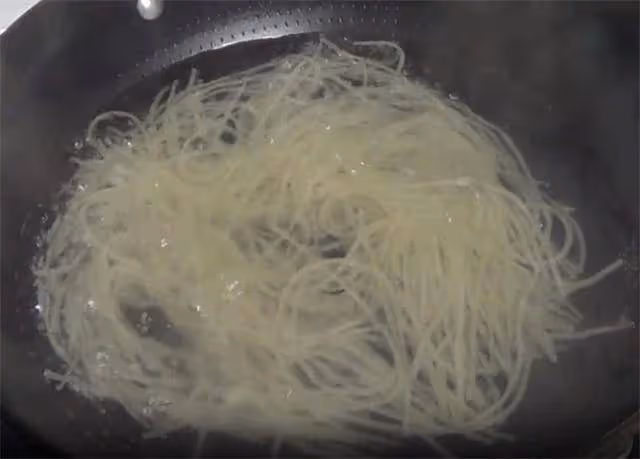 酸菜炒著吃也特別有味,做法家常,味道卻不同凡響,我先吃一盤
