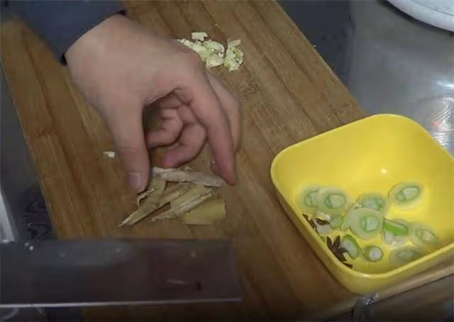 酸菜炒著吃也特別有味,做法家常,味道卻不同凡響,我先吃一盤