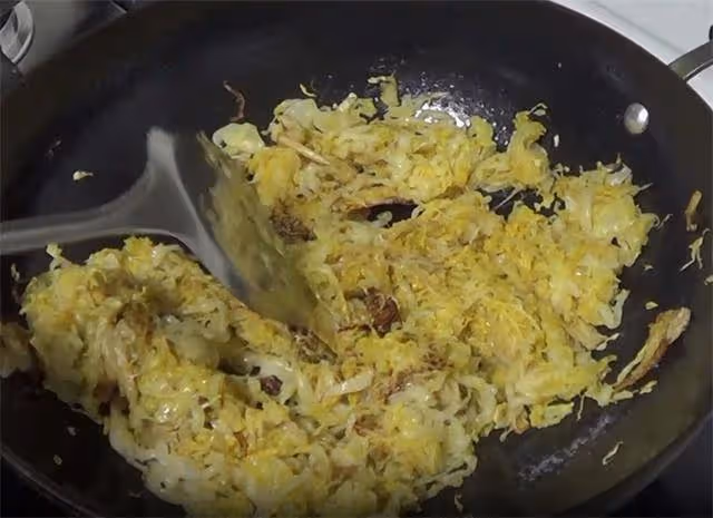 酸菜炒著吃也特別有味,做法家常,味道卻不同凡響,我先吃一盤