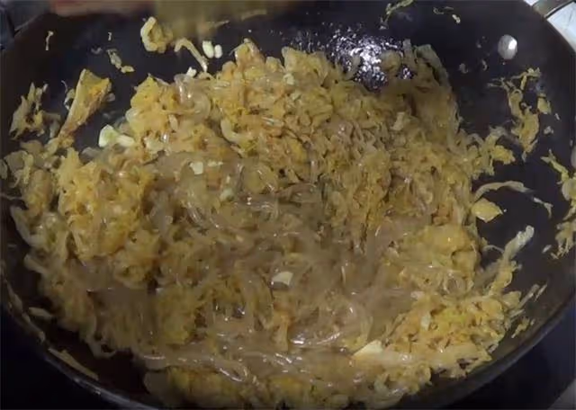 酸菜炒著吃也特別有味,做法家常,味道卻不同凡響,我先吃一盤