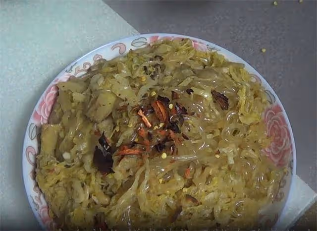 酸菜炒著吃也特別有味，做法家常，味道卻不同凡響，我先吃一盤