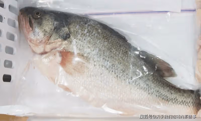 解凍魚,不要直接用清水泡!教您一招,10分鐘解凍,跟鮮魚一樣
