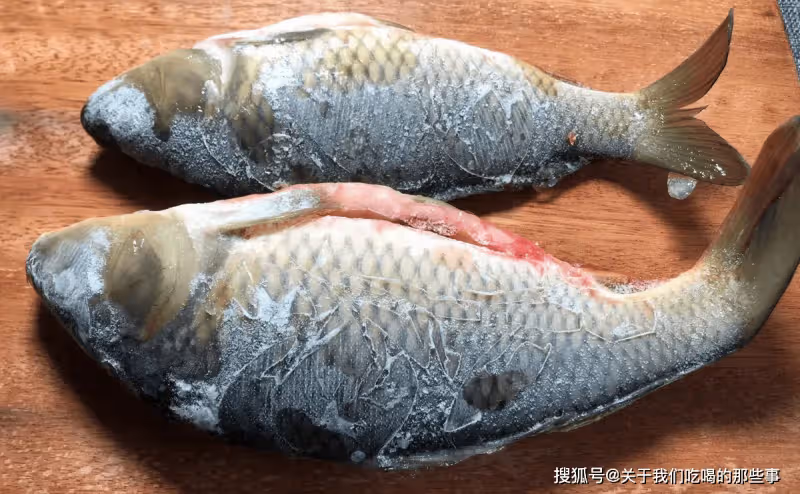 解凍魚,不要直接用清水泡!教您一招,10分鐘解凍,跟鮮魚一樣