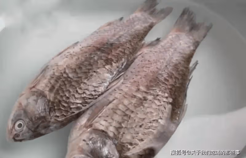 解凍魚,不要直接用清水泡!教您一招,10分鐘解凍,跟鮮魚一樣