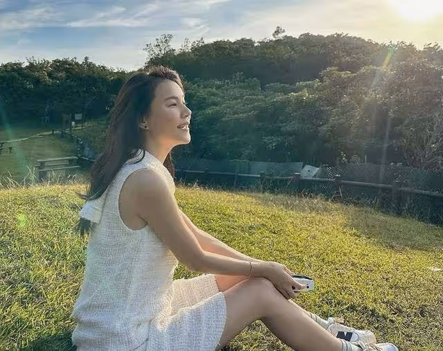 TVB知名金童玉女,戀愛十年結婚六年,仍恩愛如初羨煞旁人