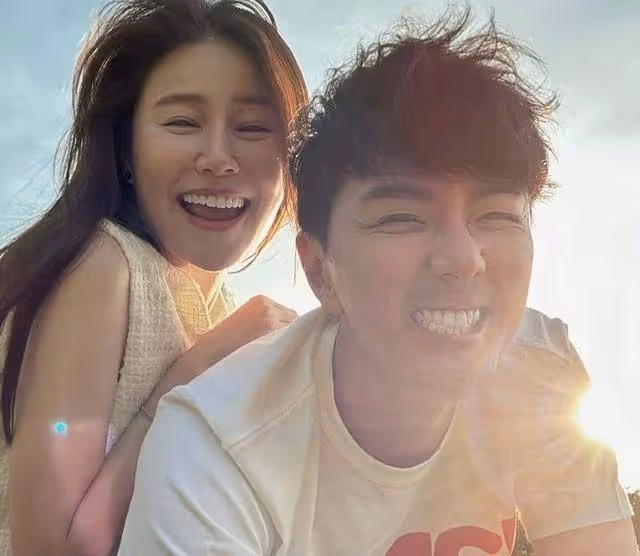 TVB知名金童玉女,戀愛十年結婚六年,仍恩愛如初羨煞旁人