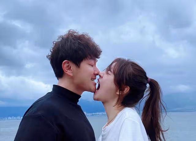 TVB知名金童玉女,戀愛十年結婚六年,仍恩愛如初羨煞旁人