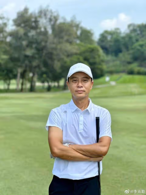 港星李克勤17歲兒子暴風式長高,被指撞臉劉翔,獲家人慶生
