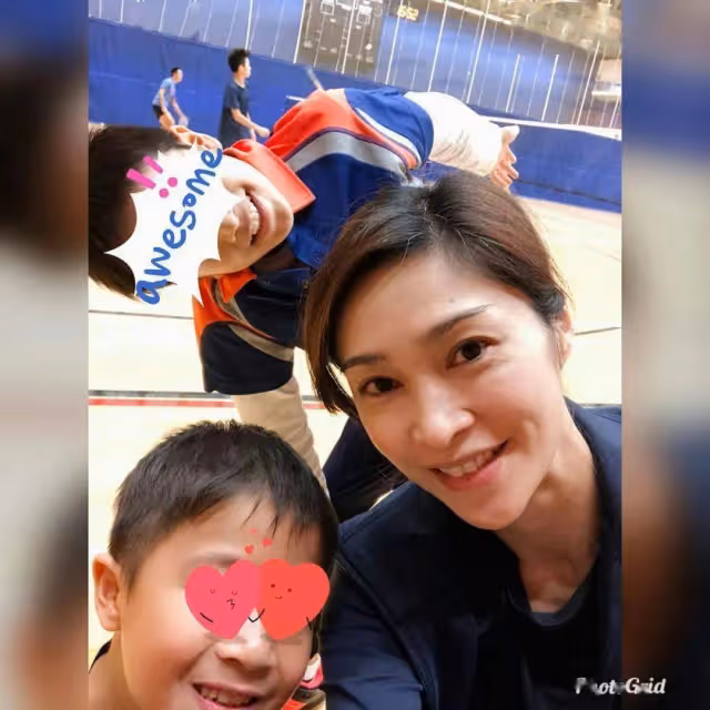 李克勤大兒子正面照罕見曝光!長大像媽媽!豪宅吃漢堡慶17歲生日