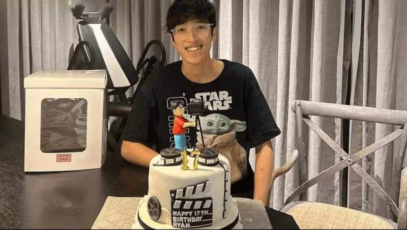 李克勤大兒子正面照罕見曝光!長大像媽媽!豪宅吃漢堡慶17歲生日
