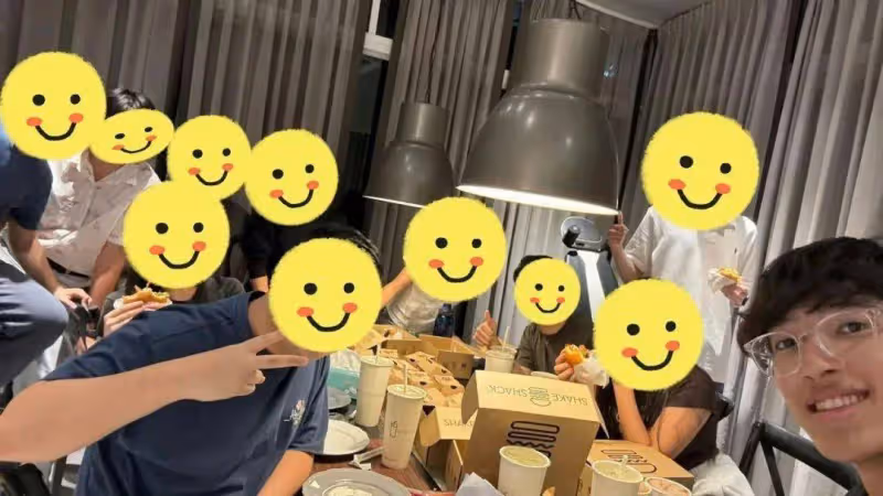 李克勤大兒子正面照罕見曝光!長大像媽媽!豪宅吃漢堡慶17歲生日