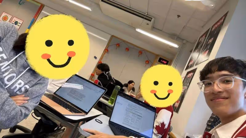 李克勤大兒子正面照罕見曝光!長大像媽媽!豪宅吃漢堡慶17歲生日