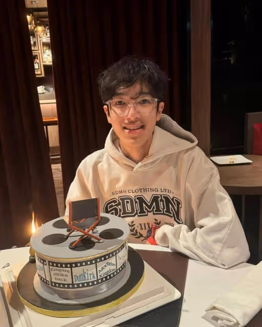 李克勤大兒子正面照罕見曝光!長大像媽媽!豪宅吃漢堡慶17歲生日