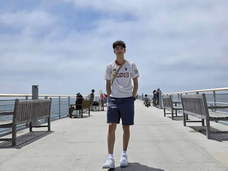 李克勤大兒子正面照罕見曝光!長大像媽媽!豪宅吃漢堡慶17歲生日