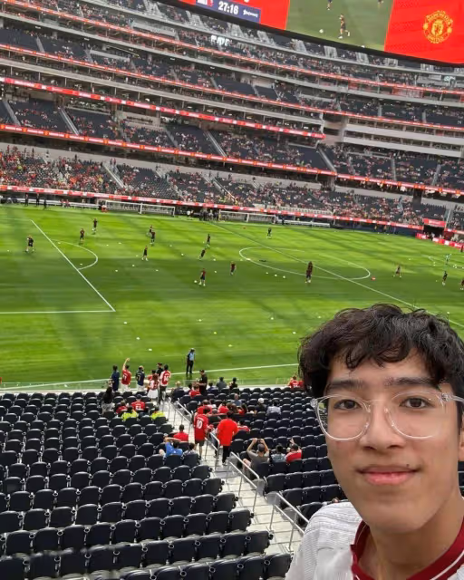 李克勤大兒子正面照罕見曝光!長大像媽媽!豪宅吃漢堡慶17歲生日