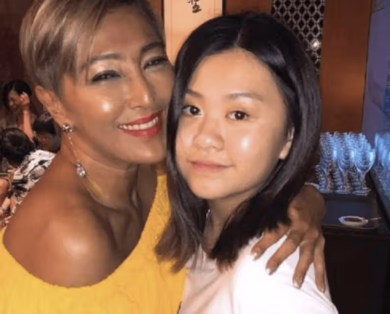 邱淑貞次女兼職模特,20歲身材飽滿氣質成熟,樣貌越發美麗像母親