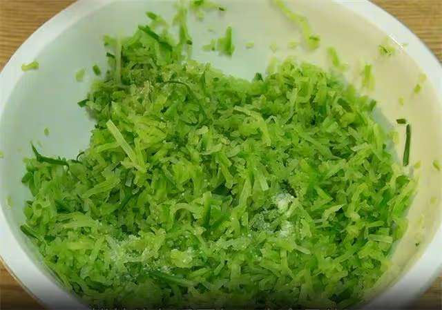 入秋後多吃蘿蔔,教你蘿蔔糕好吃秘訣,不油炸,一盤子吃完也不膩