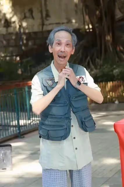 資深藝人張達明抗癌成功,後遺症嚴重瘦成紙片人,聽力受損卻堅持拍戲