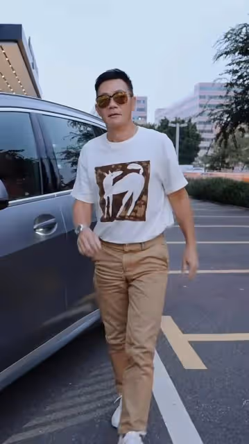 知名港星曬近況!喜提百萬豪車,卻被網民暗諷內地片酬太好賺