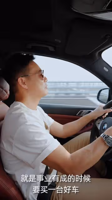 知名港星曬近況!喜提百萬豪車,卻被網民暗諷內地片酬太好賺