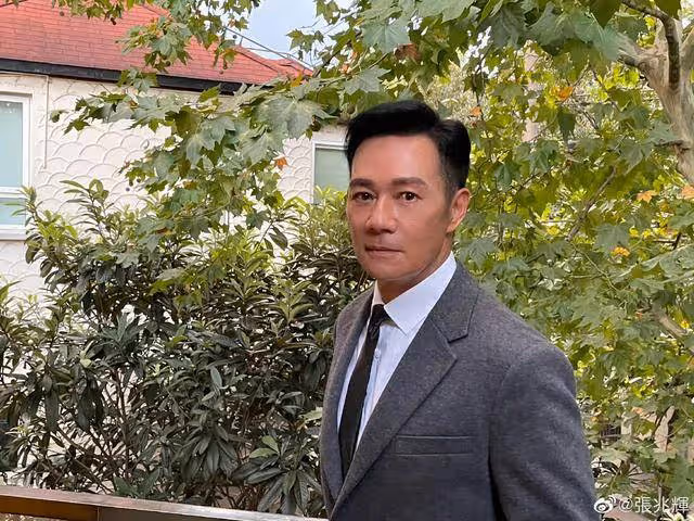 知名港星曬近況!喜提百萬豪車,卻被網民暗諷內地片酬太好賺