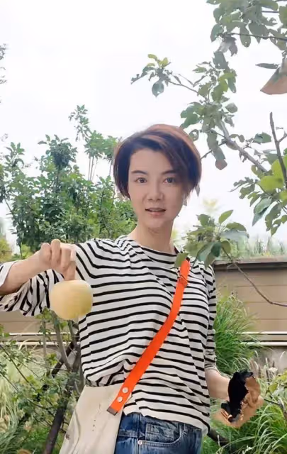42歲女星車曉獨住帶院別墅,素顏現身狀態超好,離婚12年依舊精彩
