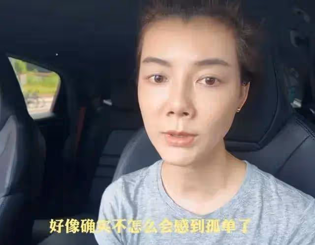 42歲女星車曉獨住帶院別墅，素顏現身狀態超好，離婚12年依舊精彩