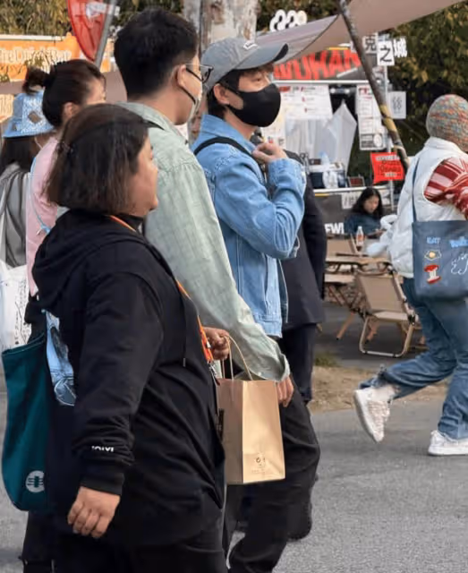 逆生長!何炅烏鎮戲劇節被偶遇,少年感爆棚引網友尖叫!