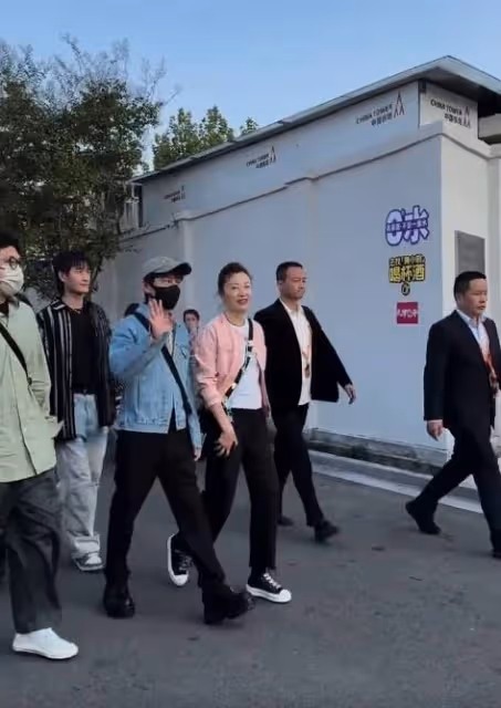 逆生長!何炅烏鎮戲劇節被偶遇,少年感爆棚引網友尖叫!