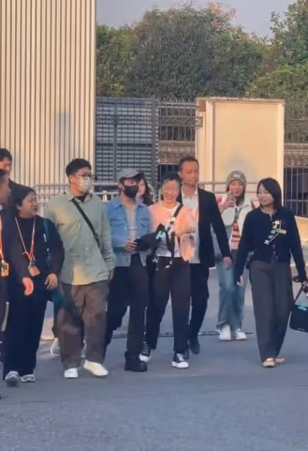 逆生長!何炅烏鎮戲劇節被偶遇,少年感爆棚引網友尖叫!