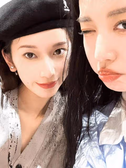 劉令姿王楚然環球影城自拍,二人捧臉貼貼甜美可愛