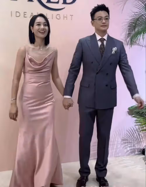 朱丹周一圍現身參加活動,朱丹身穿紅色禮服小鳥依人,周一圍好酷