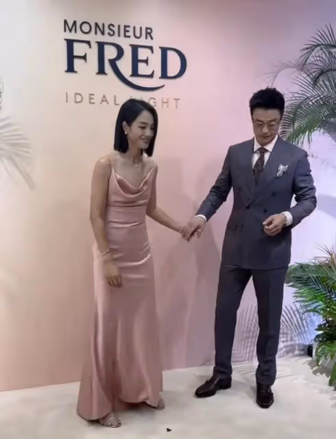 朱丹周一圍現身參加活動,朱丹身穿紅色禮服小鳥依人,周一圍好酷