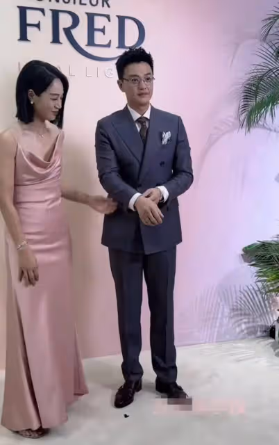 朱丹周一圍現身參加活動,朱丹身穿紅色禮服小鳥依人,周一圍好酷