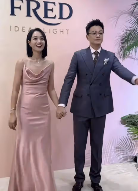 朱丹周一圍現身參加活動,朱丹身穿紅色禮服小鳥依人,周一圍好酷