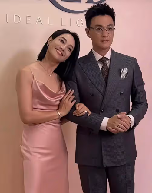 朱丹周一圍現身參加活動,朱丹身穿紅色禮服小鳥依人,周一圍好酷