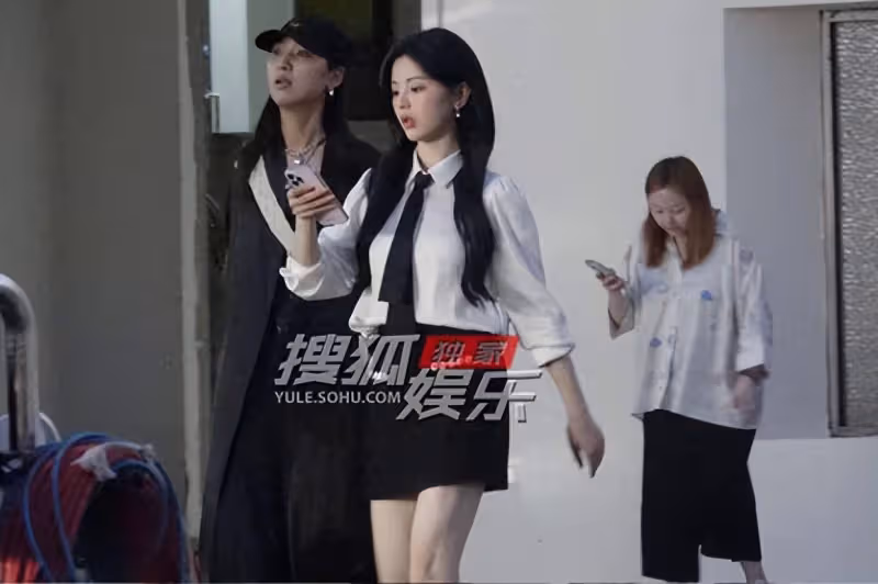 楊超越飯後匆忙進棚拍攝,步伐搖曳生姿女人味十足
