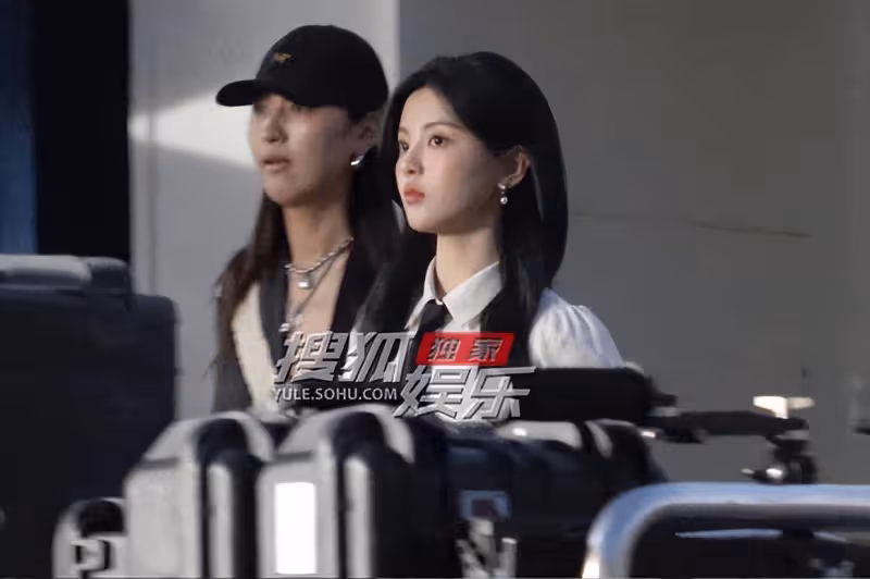 楊超越飯後匆忙進棚拍攝,步伐搖曳生姿女人味十足
