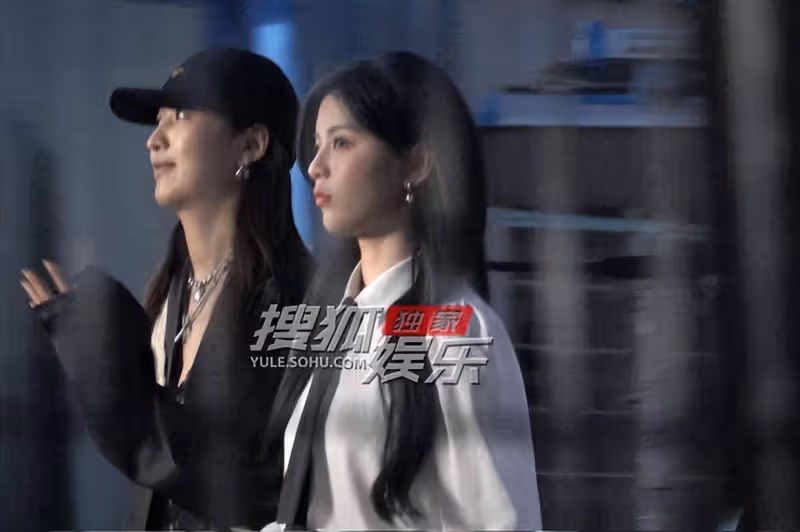 楊超越飯後匆忙進棚拍攝,步伐搖曳生姿女人味十足