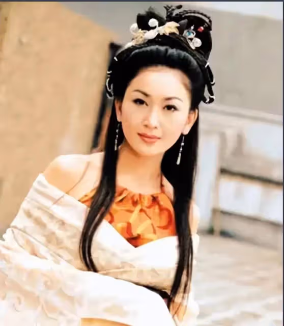 溫碧霞難得現身,近照曝光遭網友吐槽,本人十分顯老造型看不懂