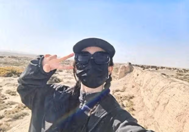 楊冪全黑look與遠處山峰合影,單手比耶俏皮靈動