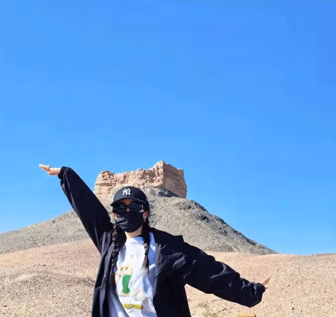 楊冪全黑look與遠處山峰合影,單手比耶俏皮靈動