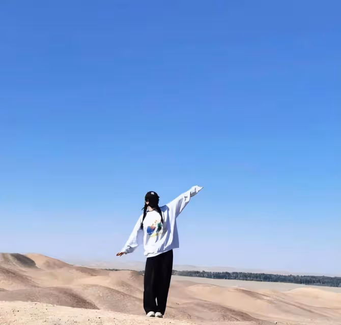 楊冪全黑look與遠處山峰合影,單手比耶俏皮靈動