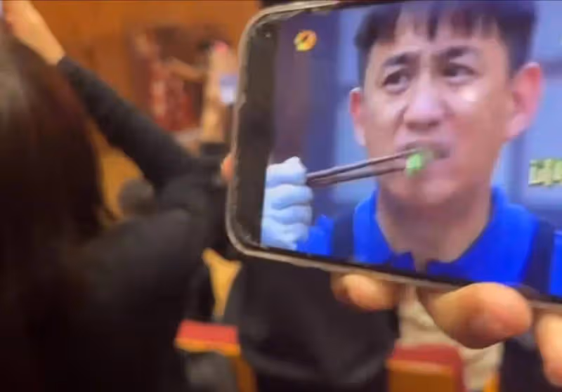 彭昱暢直播回應網友彈幕,力挺黃磊廚藝:師傅做飯好吃啊