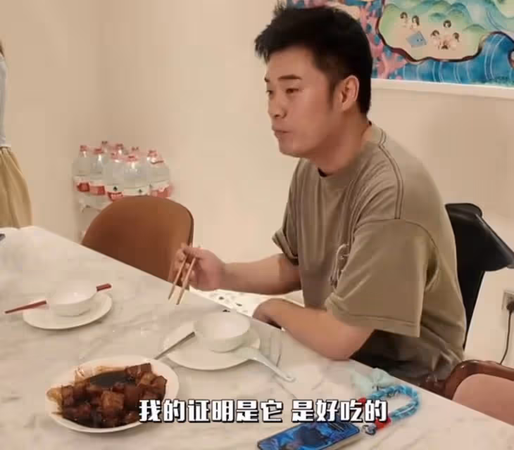 彭昱暢直播回應網友彈幕,力挺黃磊廚藝:師傅做飯好吃啊