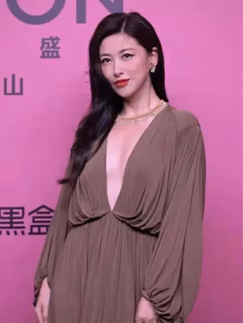 網友偶遇朱珠商場參加活動,本人打扮優雅大氣,不玩性感也超美