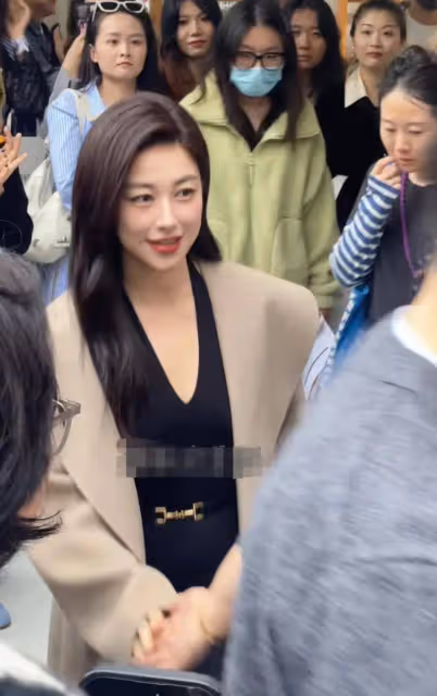 網友偶遇朱珠商場參加活動,本人打扮優雅大氣,不玩性感也超美