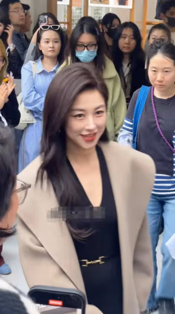 網友偶遇朱珠商場參加活動,本人打扮優雅大氣,不玩性感也超美