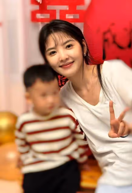 章若楠低調出席妹妹婚禮,站高處目送抹淚令人感動