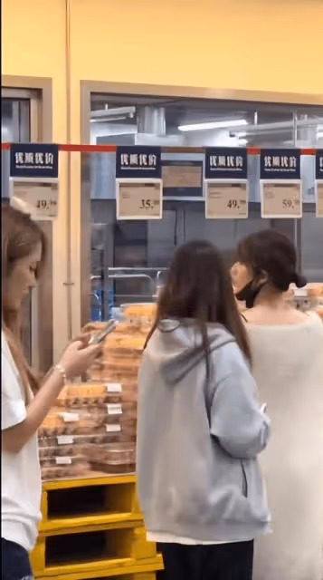 趙露思扎丸子頭逛超市,穿白色毛衣開衫慵懶又溫柔